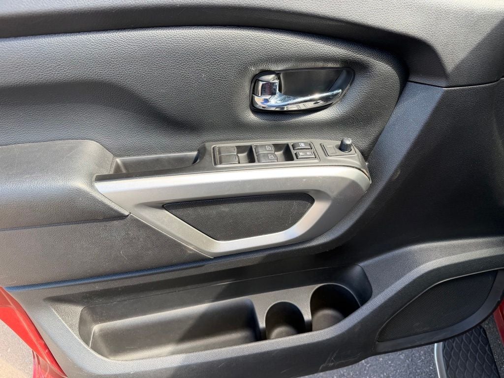 2017 Nissan TITAN SV